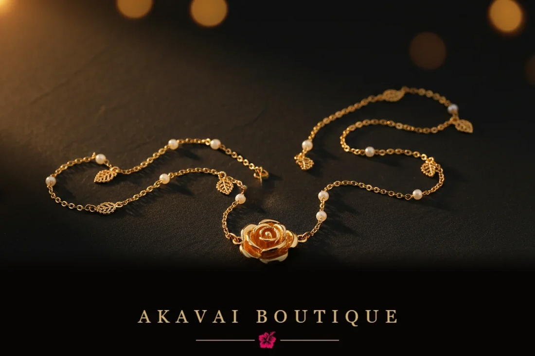 Bijou doré sur fond noir, lumière de fond tamisée, Akavai Boutique