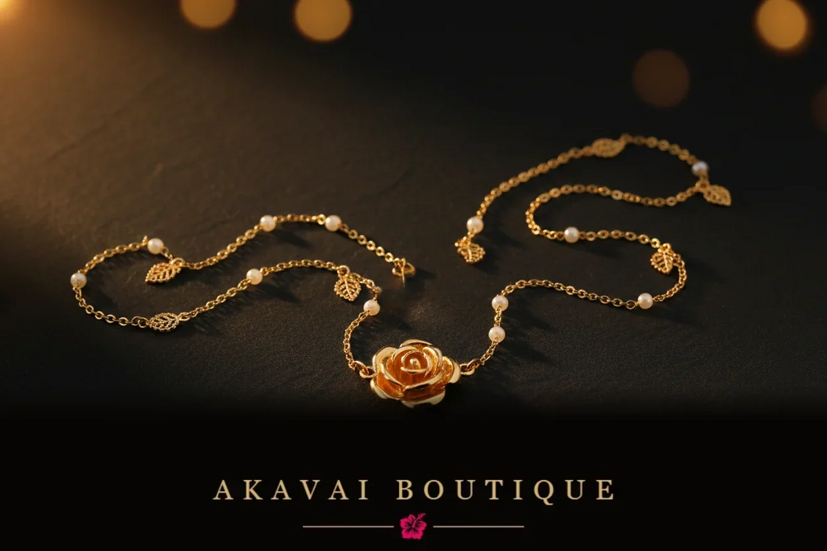 Bijou doré sur fond noir, lumière de fond tamisée, Akavai Boutique
