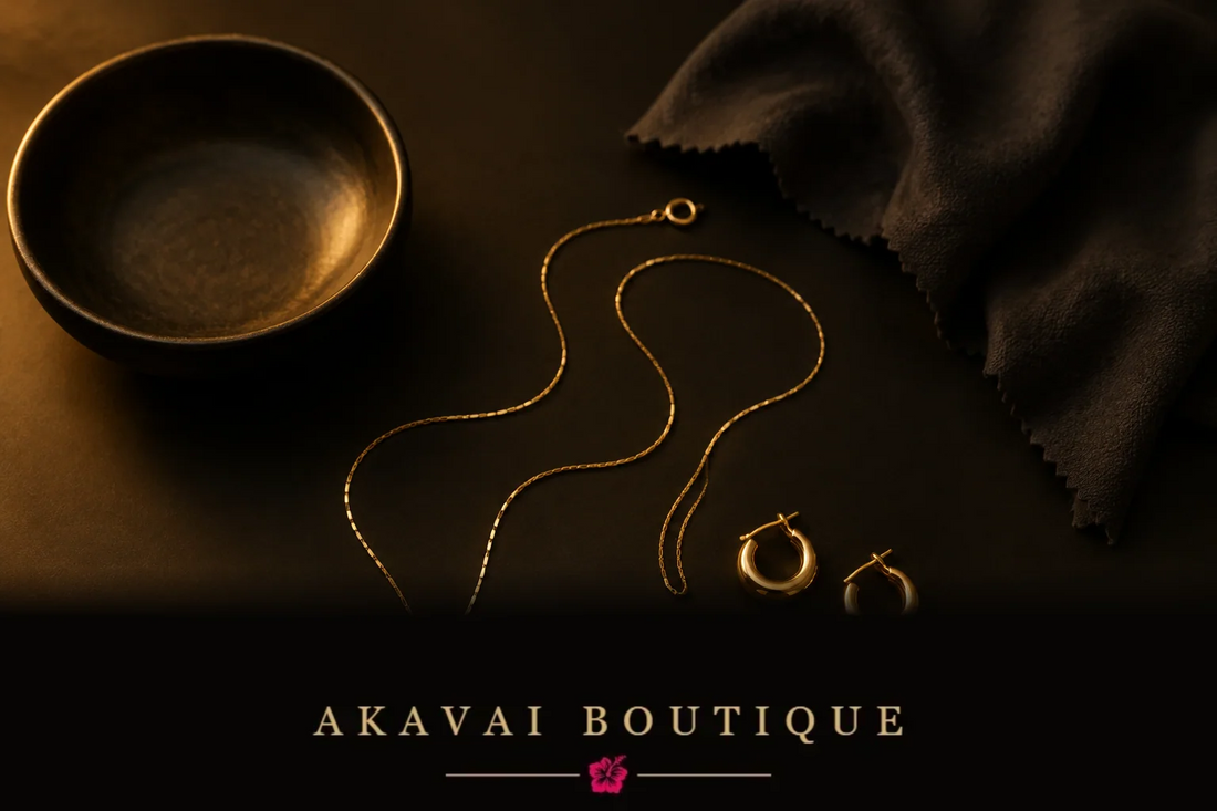 Bijoux dorés rangés à plat sur fond noir, rituel du soir d'Akavai Boutique.