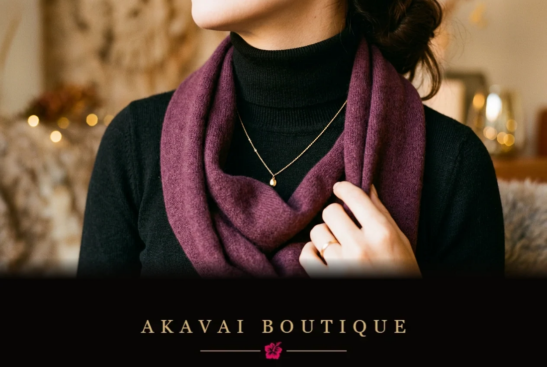 Collier doré fin discrètement visible sous une écharpe, ambiance hivernale – Akavai Boutique