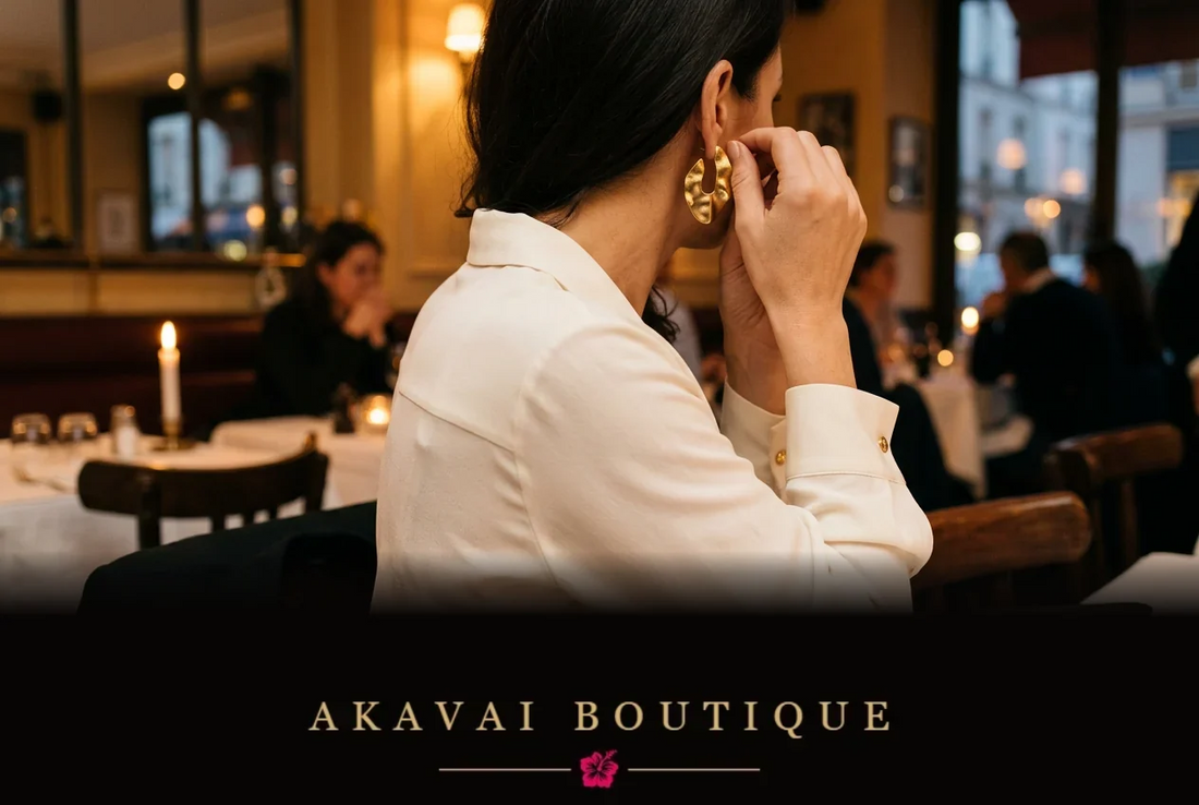 Une ambiance de dîner aux lumières dorées, une chemise ivoire et ce petit geste qui fait passer du bureau à la soirée.
