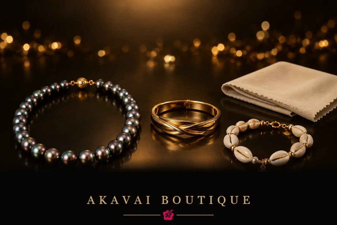 Bijoux Akavai rangés séparément, perle de Tahiti, acier inoxydable doré, coquillages naturels, avec un chiffon doux sur surface sombre, Akavai Boutique