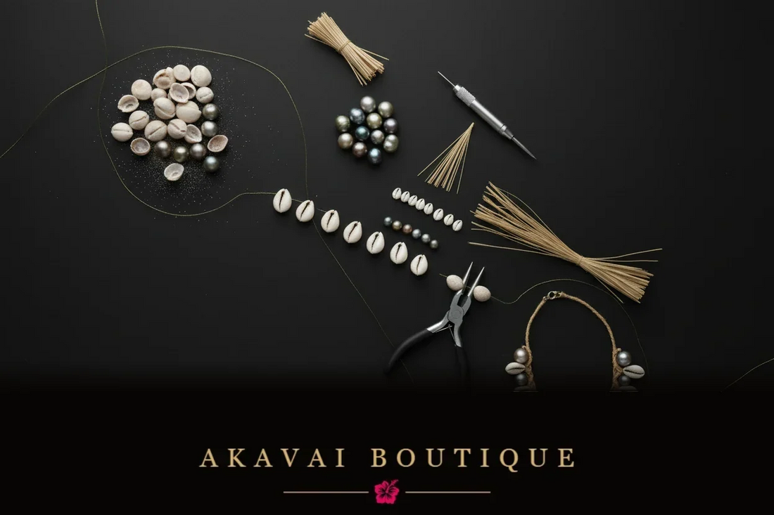 Étapes de fabrication d’un collier polynésien, cauris blancs, perles de Tahiti aux reflets naturels, fibres de nervure de cocotier et outils sur fond noir.