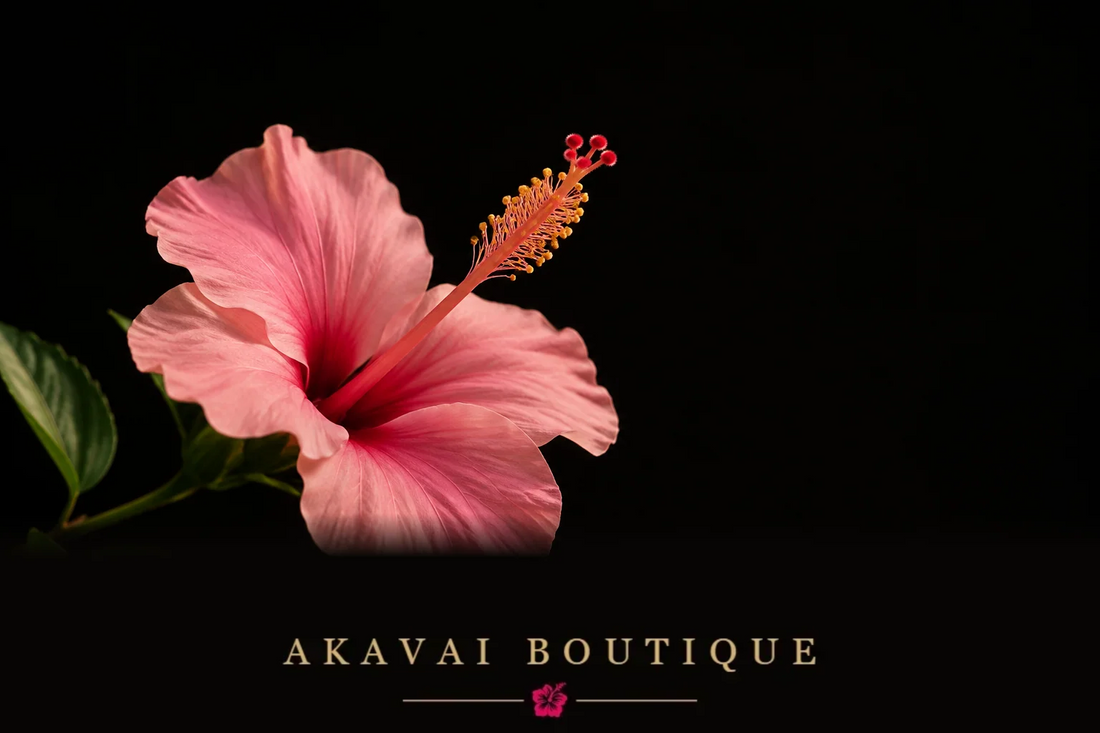 Fleur d'hibiscus rose délicate sur fond noir, symbole de l'engagement Octobre Rose d'Akavai Boutique.