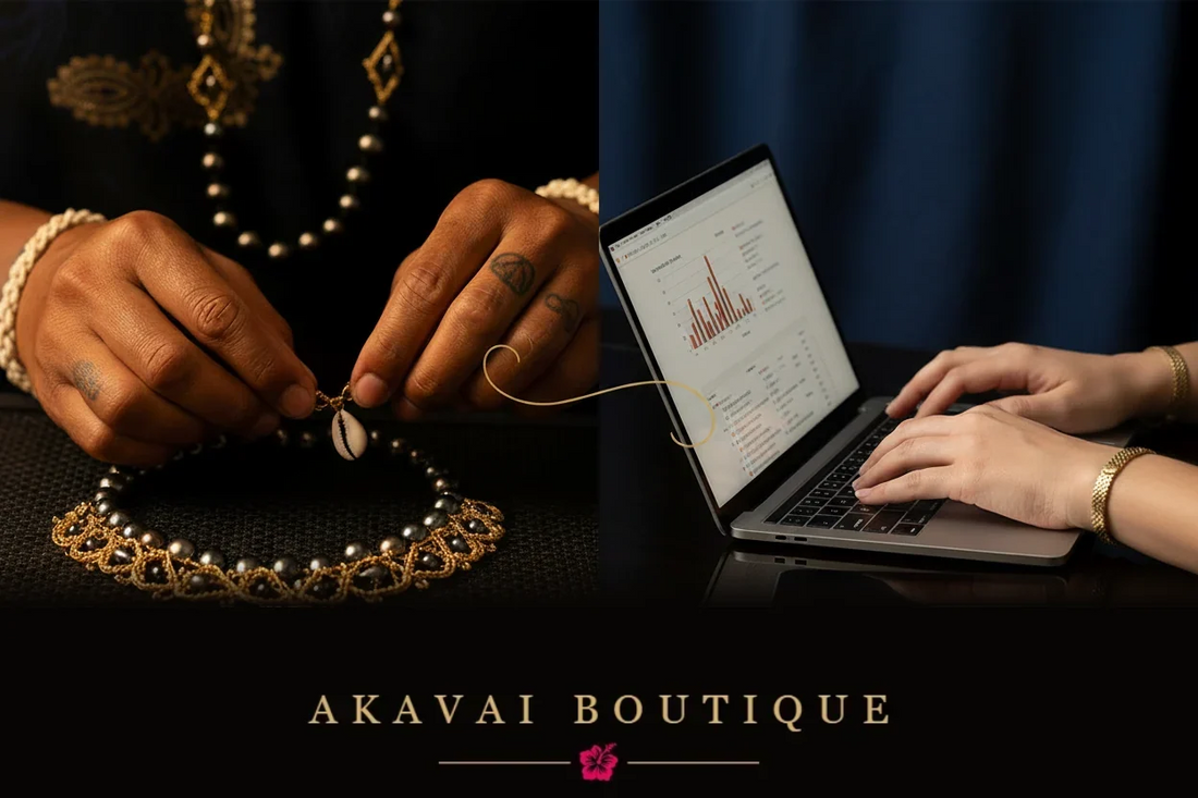 Mains artisanes polynésiennes créant un bijou en perles de Tahiti et gestion e-commerce Akavai Boutique