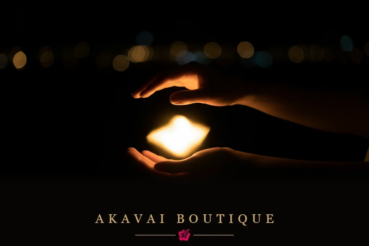 Mains en coupe tenant une lueur dorée dans l'obscurité, symbole du mana – Akavai Boutique