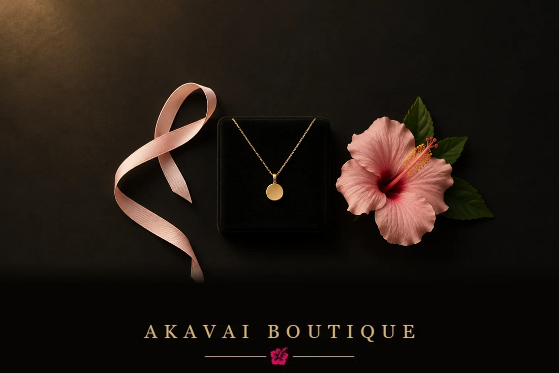 Pendentif doré, ruban rose et hibiscus sur fond noir, Octobre Rose chez Akavai Boutique