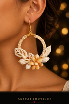 Boucle d'oreille MANU orange à anneau tressé, portée – Akavai Boutique