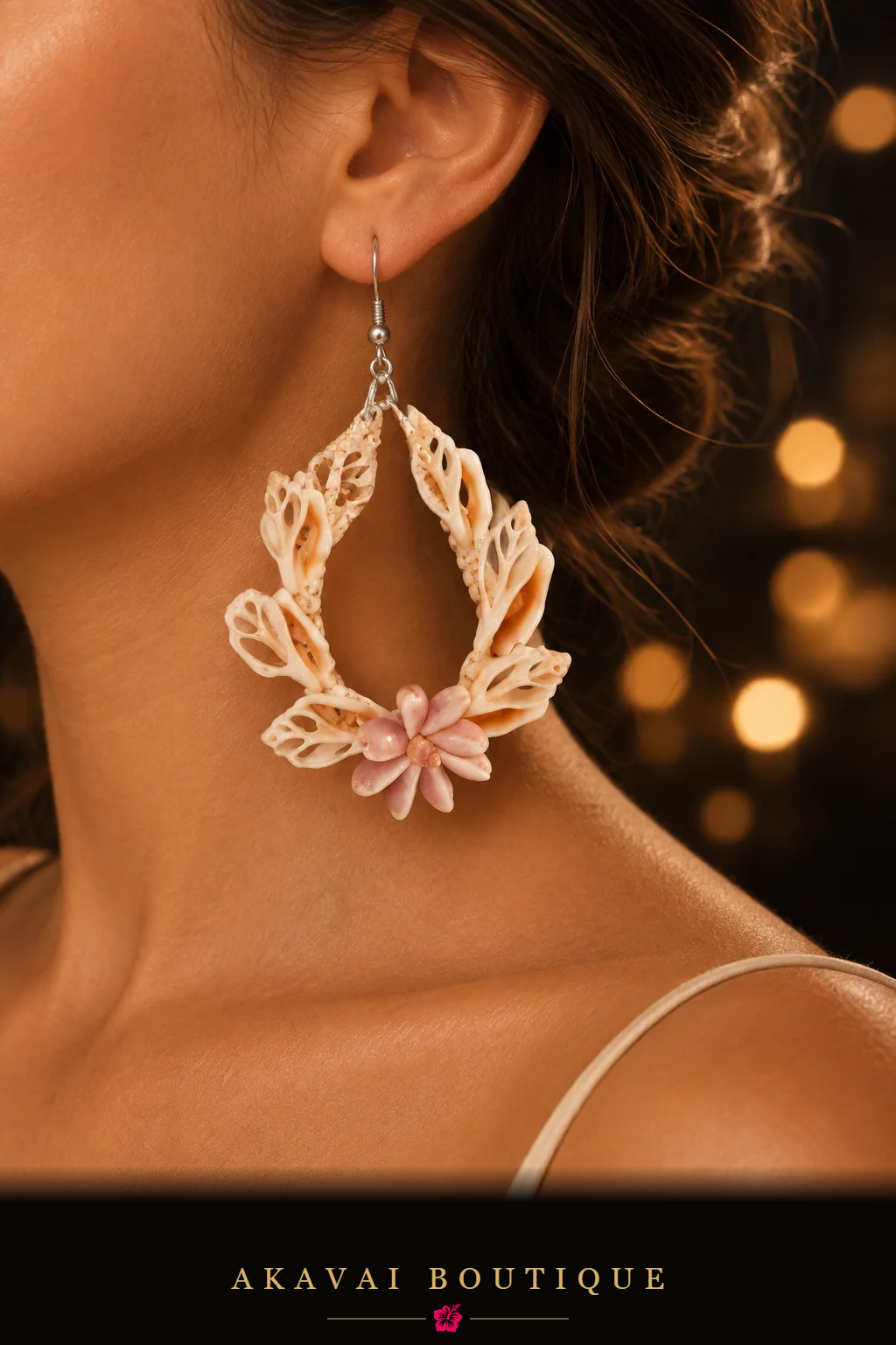 Boucle d'oreille MANU blanche en coquillages ajourés, portée – Akavai Boutique