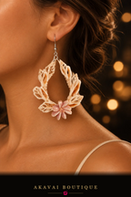 Boucle d'oreille MANU blanche en coquillages ajourés, portée – Akavai Boutique
