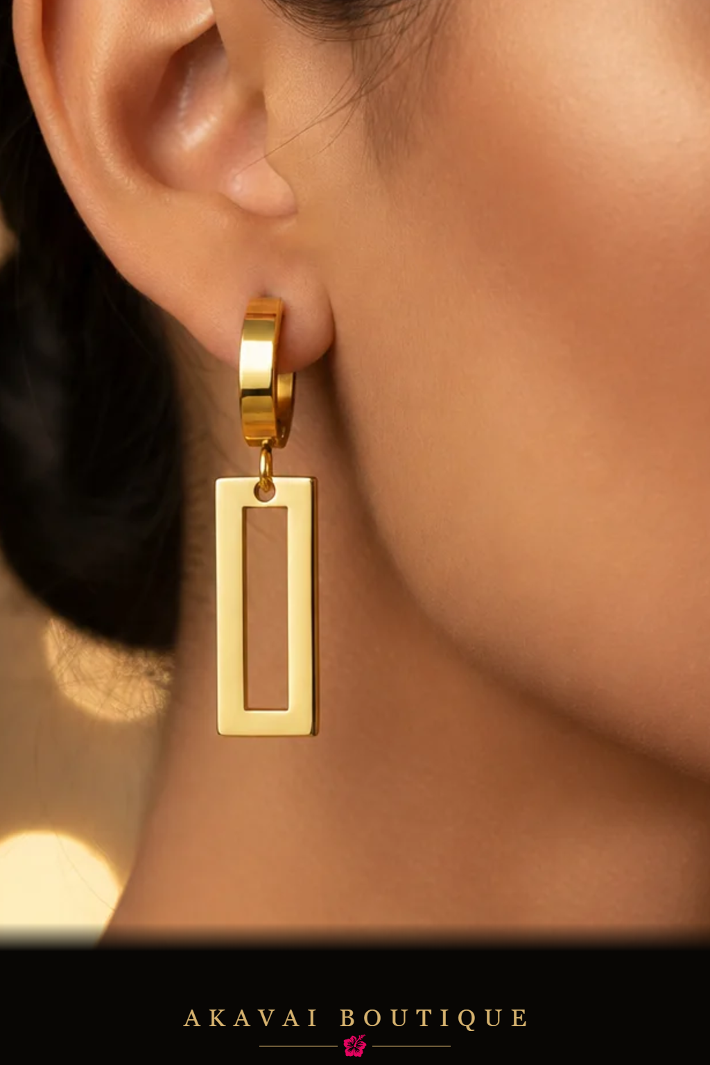 Boucles créoles pendentif rectangle dorées portées – Akavai Boutique