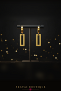Boucles créoles pendentif rectangle dorées sur présentoir – Akavai Boutique