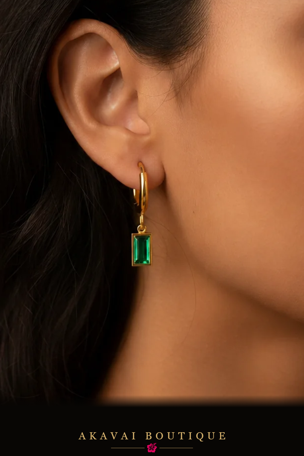 Boucles créoles pendentif zirconie émeraude portées – Akavai Boutique