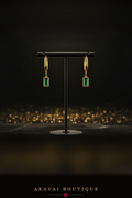 Boucles créoles pendentif zirconie émeraude sur présentoir – Akavai Boutique