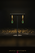 Boucles créoles pendentif zirconie émeraude sur présentoir – Akavai Boutique