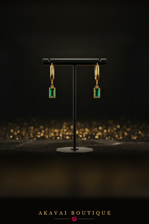 Boucles créoles pendentif zirconie émeraude sur présentoir – Akavai Boutique