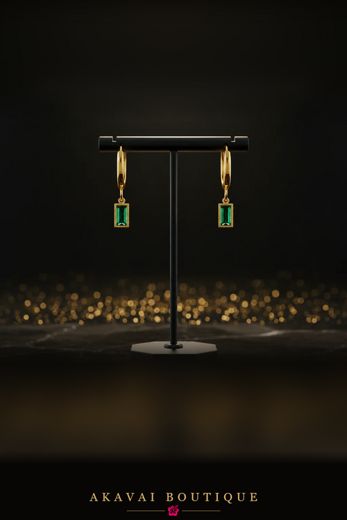 Boucles créoles pendentif zirconie émeraude sur présentoir – Akavai Boutique