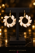 Boucles d'oreilles MAHANA en forme de soleil, coquillages sur nervure de palmier tressée – Akavai Boutique