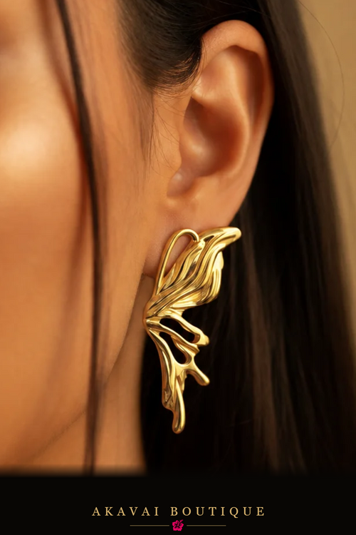 Boucles d'oreilles ailes de papillon dorées portées – Akavai Boutique