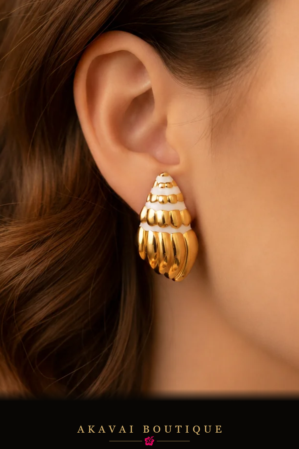 Boucles d'oreilles coquillage dorées portées – Akavai Boutique