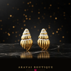 Boucles d'oreilles coquillage dorées seules – Akavai Boutique