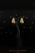 Boucles d'oreilles coquillage dorées sur présentoir – Akavai Boutique