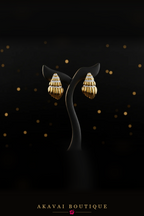 Boucles d'oreilles coquillage dorées sur présentoir – Akavai Boutique