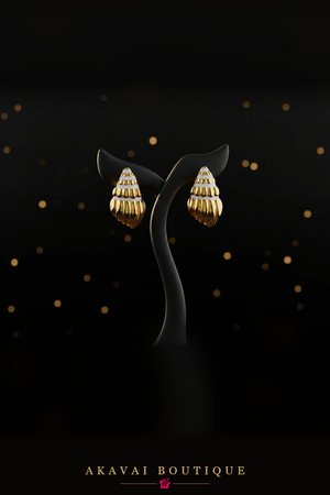 Boucles d'oreilles coquillage dorées sur présentoir – Akavai Boutique