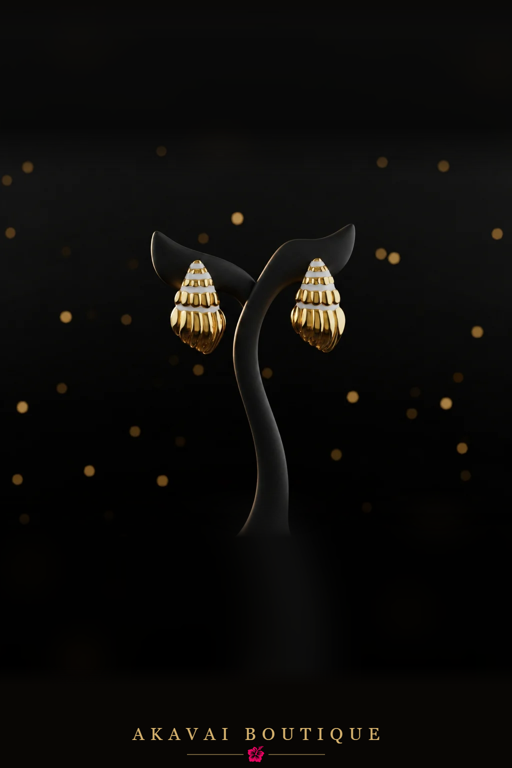 Boucles d'oreilles coquillage dorées sur présentoir – Akavai Boutique