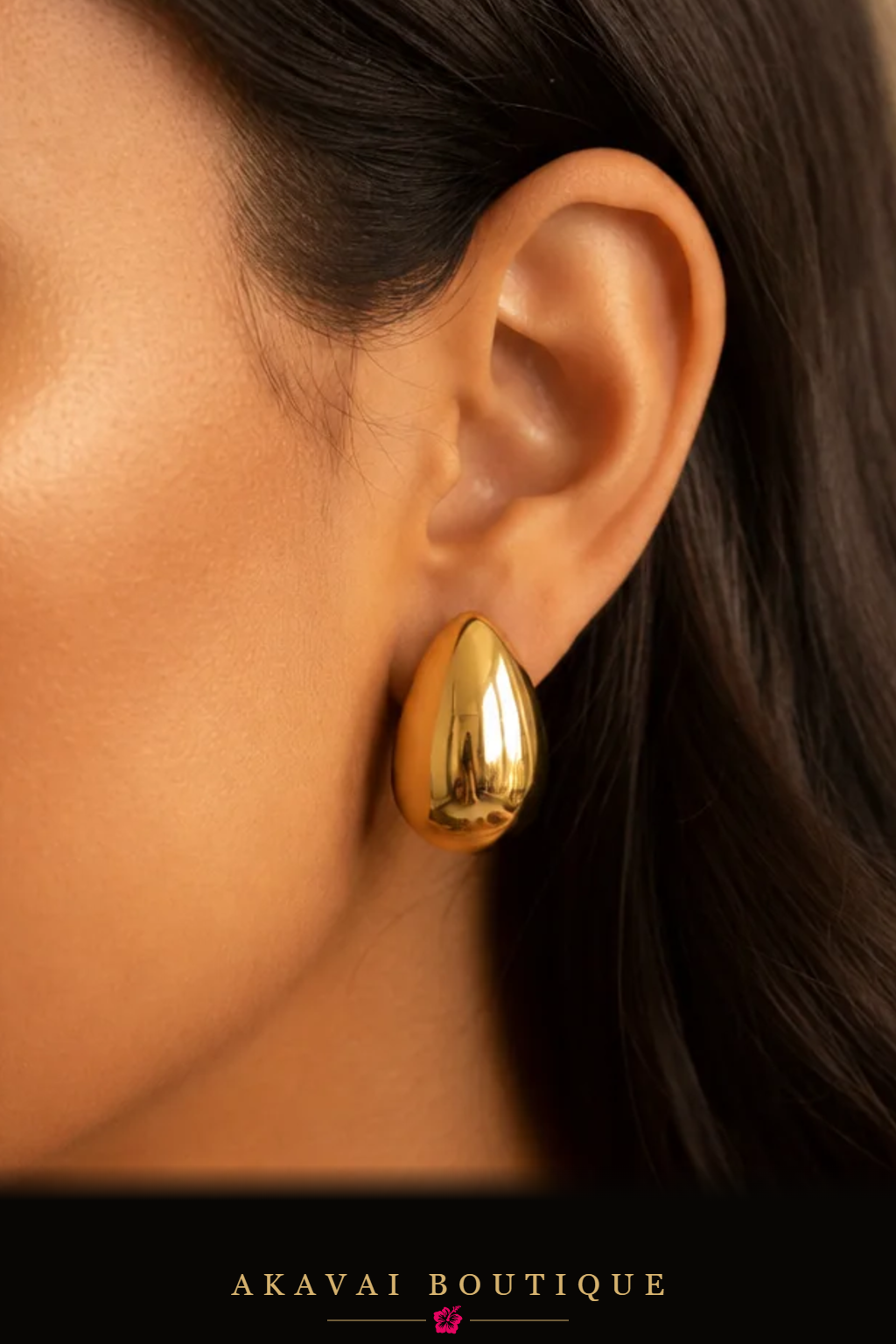 Boucles d'oreilles goutte dorées portées – Akavai Boutique