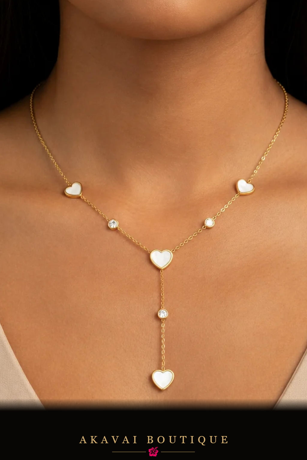 Collier acier doré cœurs porté – Akavai Boutique