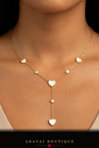 Collier acier doré cœurs porté – Akavai Boutique