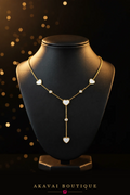 Collier acier doré cœurs sur buste noir – Akavai Boutique