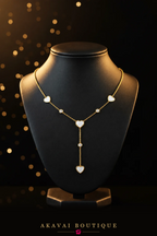 Collier acier doré cœurs sur buste noir – Akavai Boutique