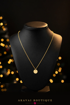 Collier acier doré disque sur buste noir – Akavai Boutique