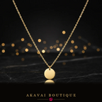 Collier acier doré disque sur fond noir – Akavai Boutique