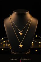 Collier acier doré étoile de mer et coquillage sur buste noir – Akavai Boutique