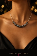 Collier balançoire sept perles de Tahiti argenté porté – Akavai Boutique