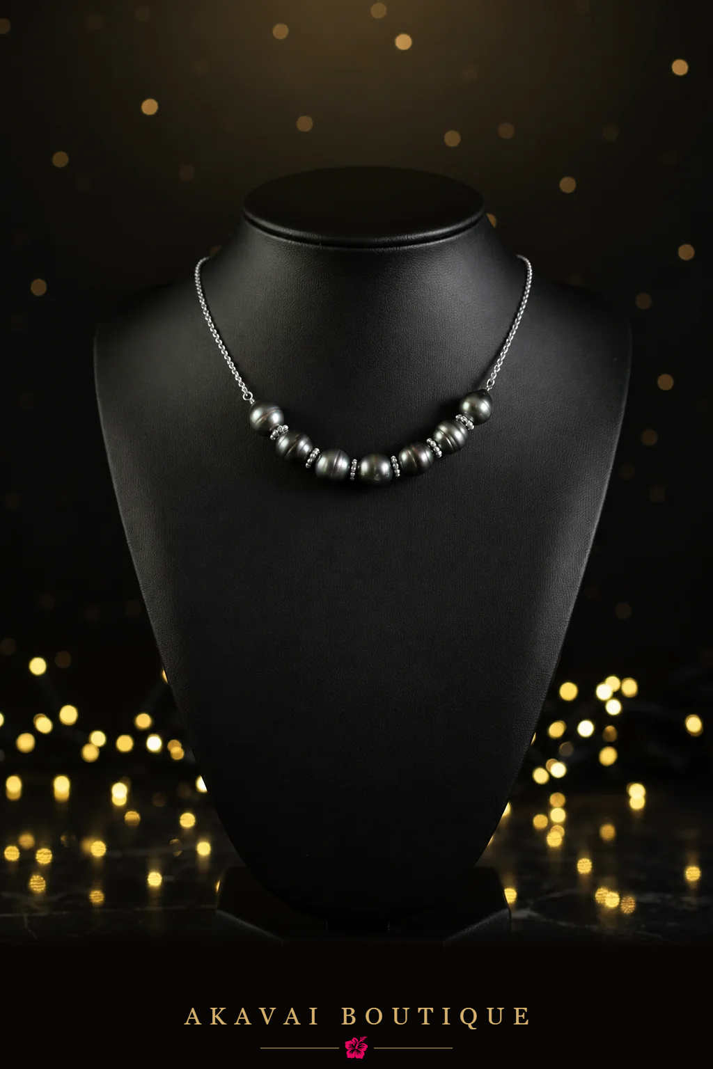Collier balançoire sept perles de Tahiti argenté sur buste noir – Akavai Boutique