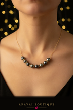 Collier balançoire sept perles de Tahiti doré porté – Akavai Boutique