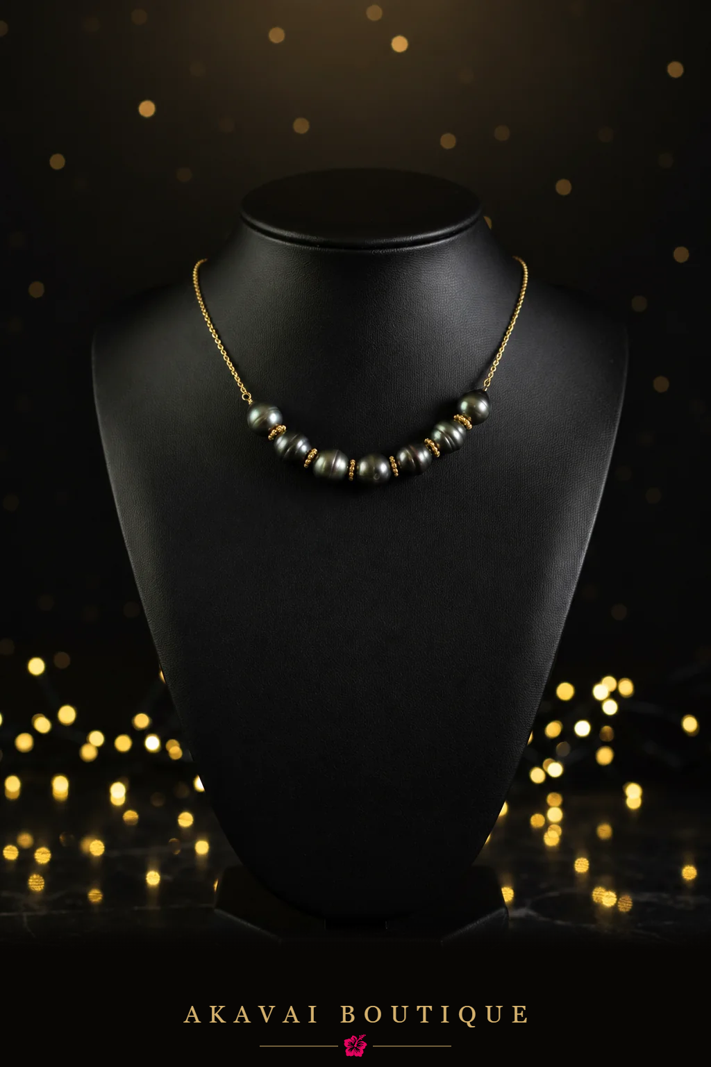 Collier balançoire sept perles de Tahiti doré sur buste noir – Akavai Boutique