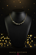 Collier balançoire sept perles de Tahiti doré sur buste noir – Akavai Boutique