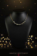 Collier balançoire sept perles de Tahiti doré sur buste noir – Akavai Boutique