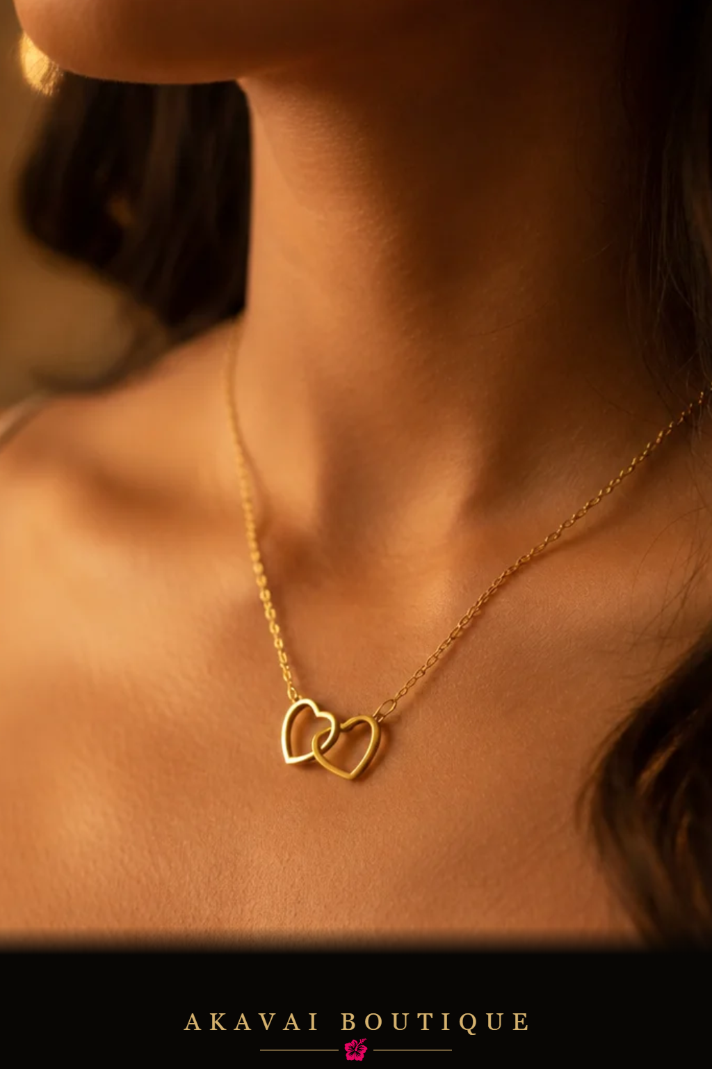Collier cœurs enlacés dorés porté – Akavai Boutique