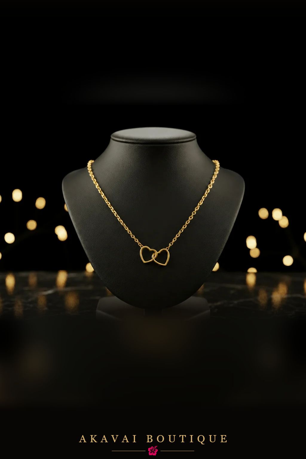 Collier cœurs enlacés dorés sur buste noir – Akavai Boutique