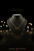 Collier cœurs enlacés dorés sur buste noir – Akavai Boutique