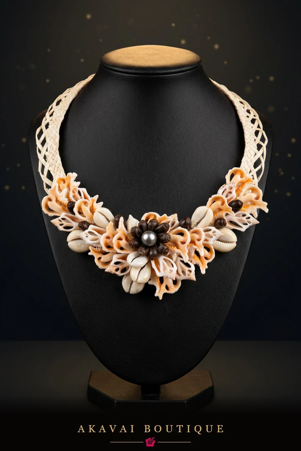 Collier 'UPE'A Pua en coquillages orange pêche de Polynésie sur buste noir – Akavai Boutique