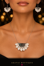 Parure TEMANA, collier et boucles d'oreilles portés – Akavai Boutique