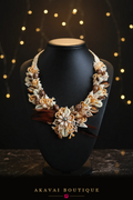 Collier HEI HEI coquillages, plumes de coq et perle de culture de Tahiti sur buste noir – Akavai Boutique