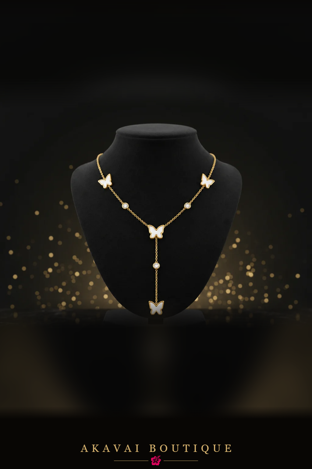 Collier lariat papillons nacrés sur buste noir – Akavai Boutique